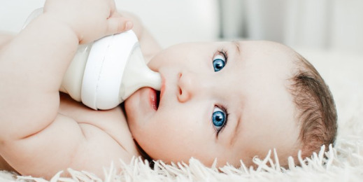 Tot ce trebuie să știi despre laptele praf pentru bebeluși: tipuri, administrare și sfaturi utile